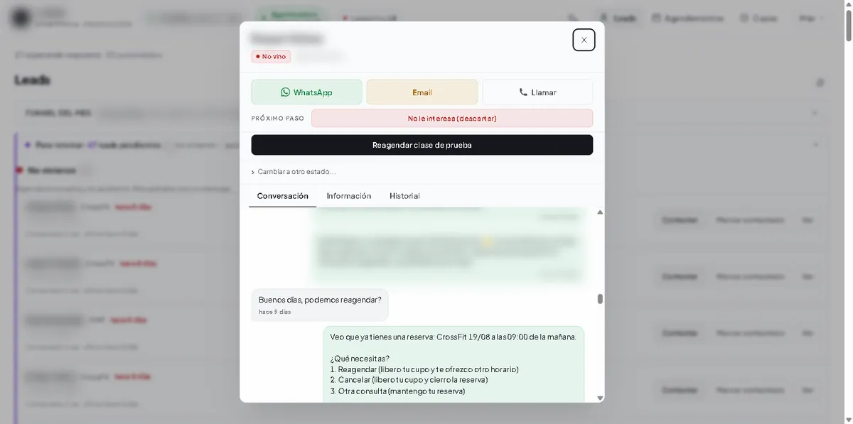 Conversación de WhatsApp donde un socio pide reagendar su clase y el bot le ofrece reagendar, cancelar u otra consulta